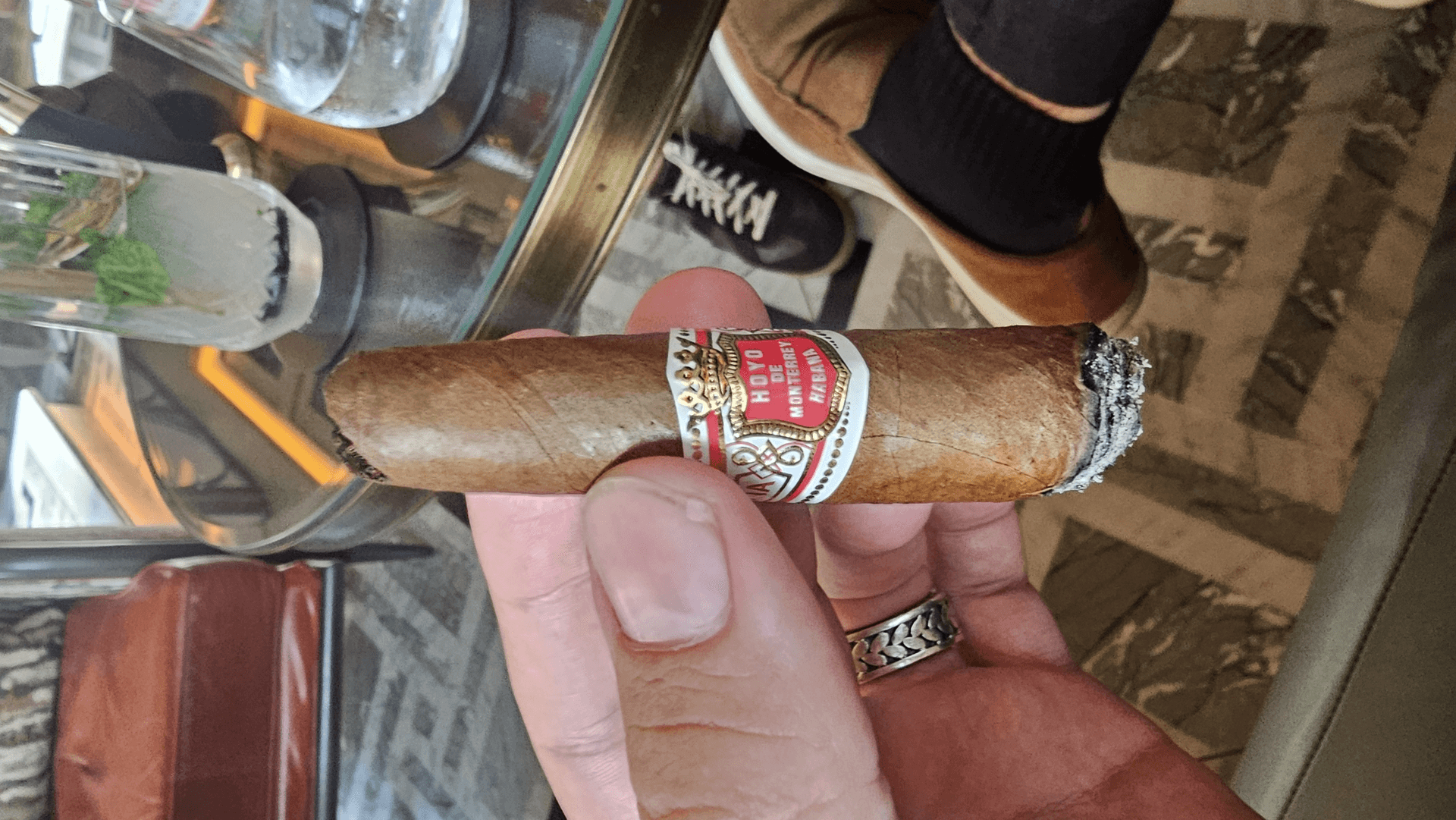 Hoyo de Monterrey Elegantes figurado with V-cut and firm ash in a lounge setting